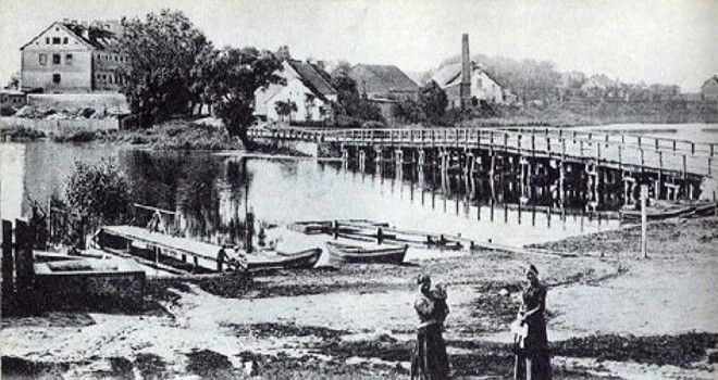 Drewniany most łączący zamek z miastem